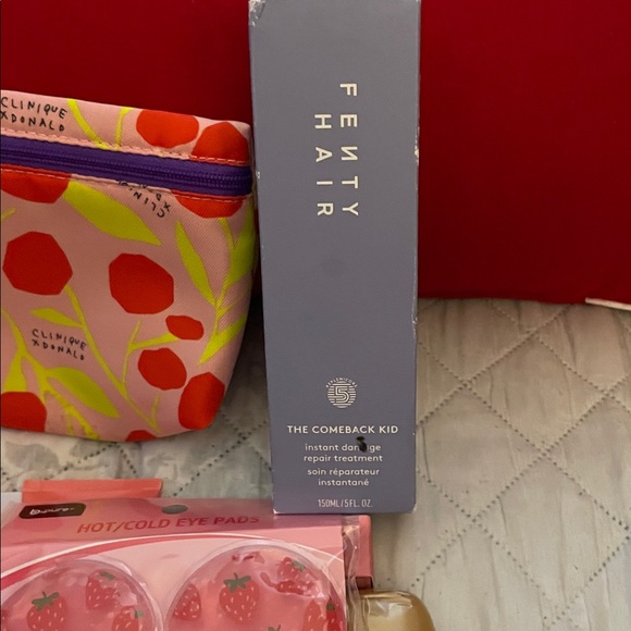 Clinique Beauty Bag 7 Beauty Items - Picture 4 of 7